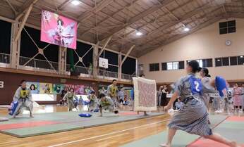 大人が本気の「まくら投げ」 夢は静岡県伊東市でのW杯