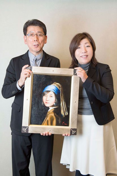 吉田照美さんが描いた林真理子さんの絵、「真珠の耳飾りのルンルン」を持って（撮影／写真部・工藤隆太郎）