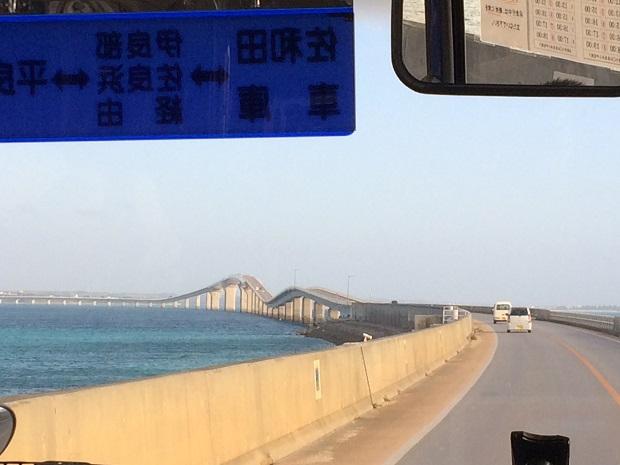 伊良部大橋を渡る。サンゴ礁は橋の南側に見える(撮影・下川裕治)