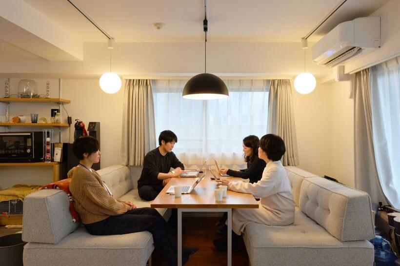 井上さん（左から２人目）宅のダイニング。人と喋るためのスペース、と役割を決め、ファミレスのボックス席をお手本にした（撮影／写真部・掛祥葉子）