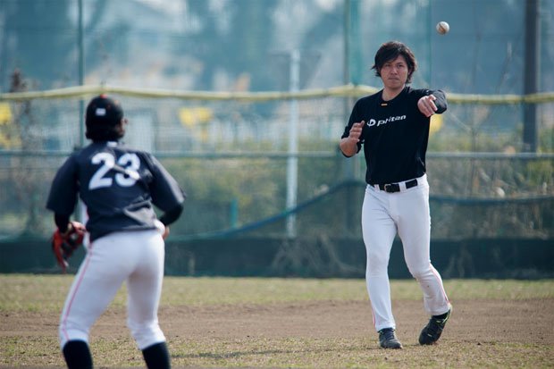 痛みの残る肩で軽くキャッチボール（撮影／写真部・工藤隆太郎）