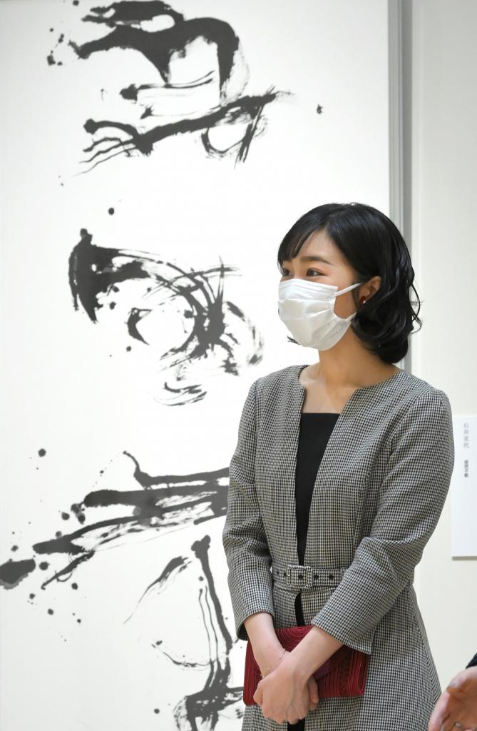 白い和紙と墨で構築された「現代女流書１００人展」になじむ装いで心配りを見せる佳子さま。23年2月