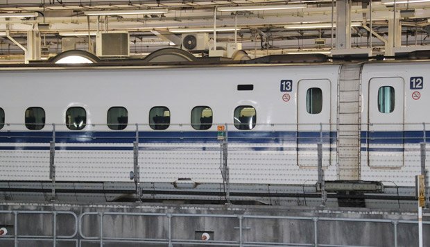 台車に亀裂が見つかった「のぞみ34号」の13号車＝12月12日、JR名古屋駅、代表撮影 