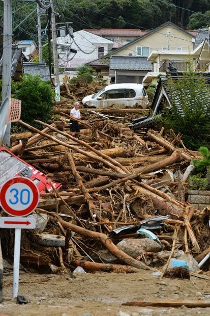 最も被害が大きかった八木地区。通行困難な場所もあちこちに（２０日午後、安佐南区八木）（撮影／写真部・東川哲也）