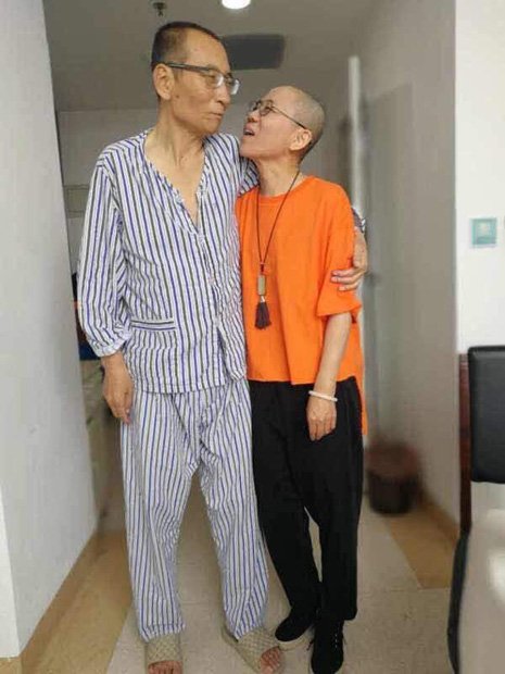 入院中の劉暁波氏（左）に付き添う妻の劉霞氏＝２０１７年６月頃撮影、支援者提供