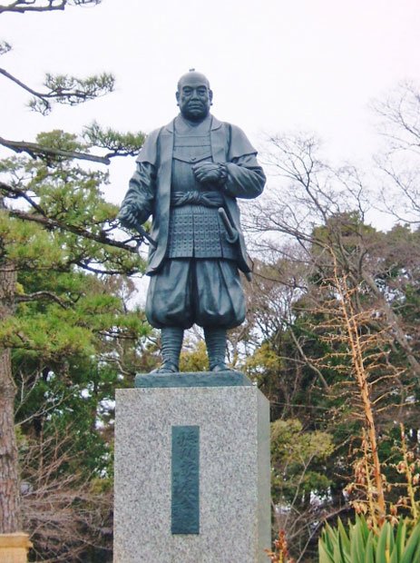 岡崎城の徳川家康像