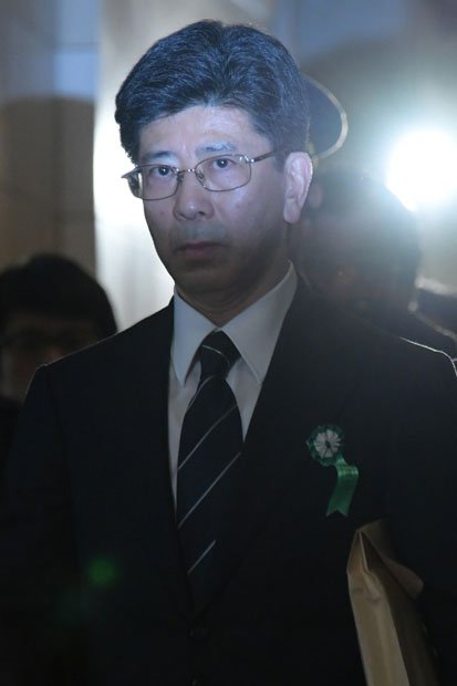 衆院予算委での証人喚問を終え、国会を出る佐川宣寿・前国税庁長官。硬い表情を崩さなかった　（ｃ）朝日新聞社