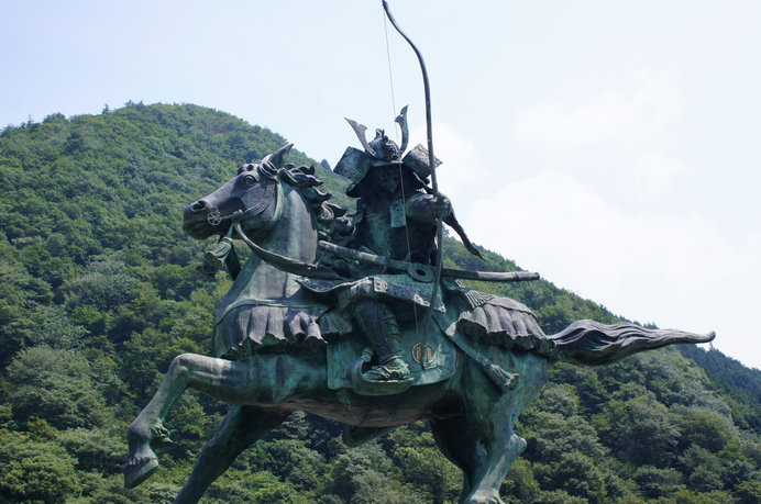 梶原景季公騎乗の名馬「磨墨」像が「道の駅」の前に！