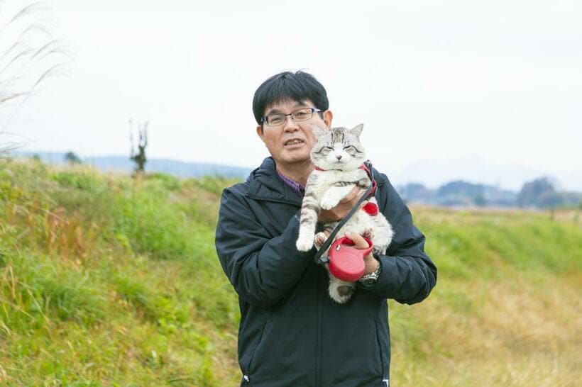 飯法師昭誠さんは毎朝、出勤前に２時間ほどニャン吉のパトロールに付き添う（ｐｈｏｔｏ　草野清一郎）