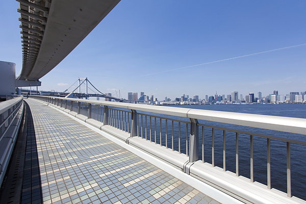 無料の遊歩道からは、東京湾越しに絶景がのぞめます！