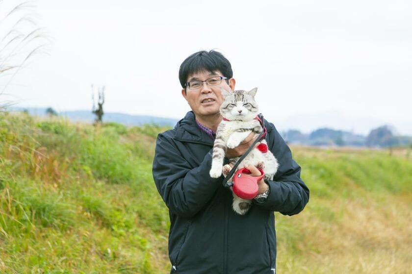 飯法師昭誠さんは毎朝、出勤前に２時間ほどニャン吉のパトロールに付き添う（ｐｈｏｔｏ　草野清一郎）