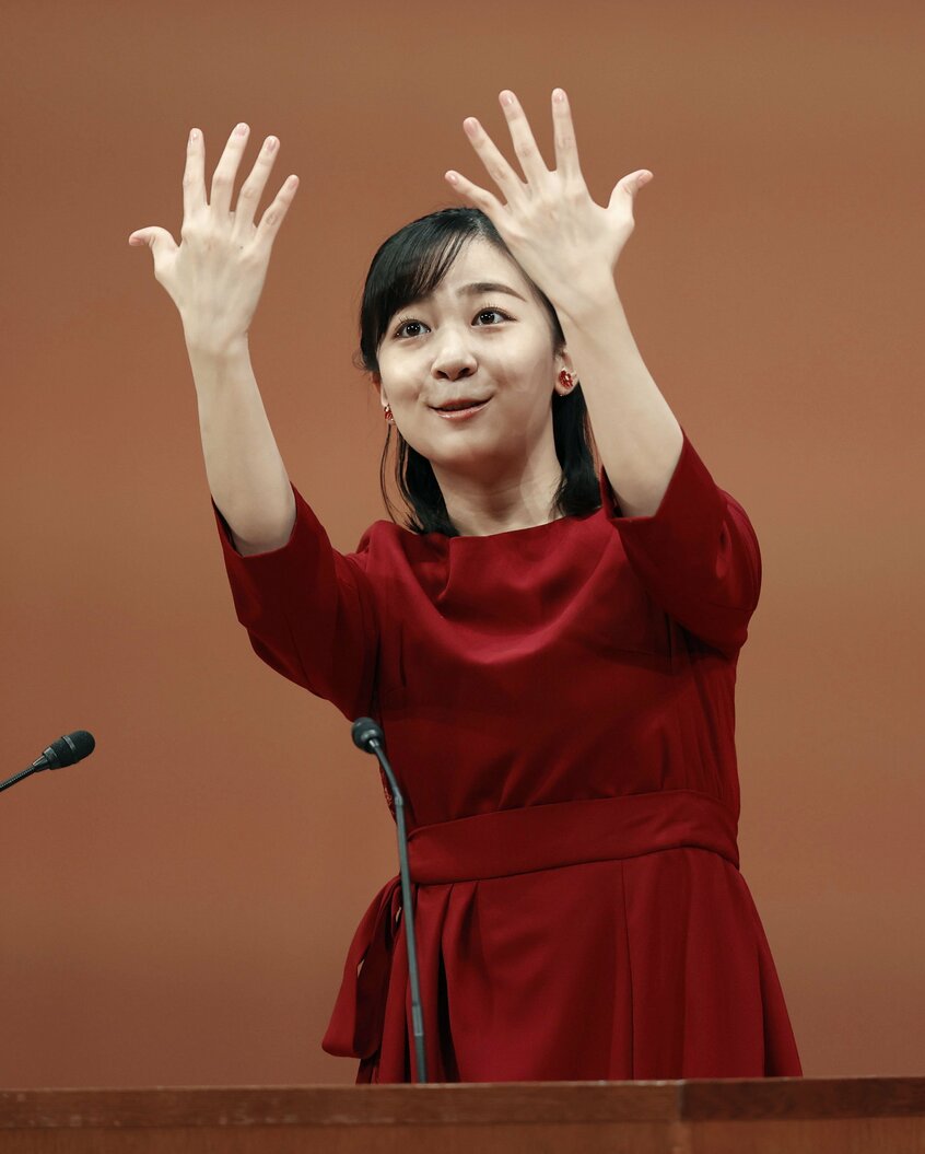全国高校生手話パフォーマンス甲子園で、手話を交えてあいさつする佳子さま。佳子さまも手話という専門分野を熱心に学んでいる=2022年9月、鳥取県倉吉市