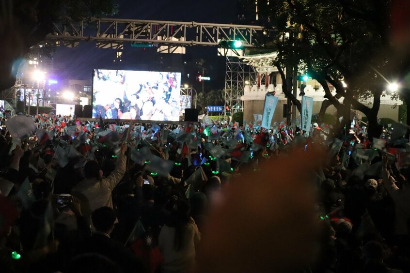 「光りモノ」が多い民衆党の集会。緑色の草のライト(草は民衆党支持者の象徴だ)と、水色のライトの組み合わせからも、緑(民進党)と藍色(国民党)の両極から支持層を奪わんとする民衆党の姿勢が見える気もする(撮影:安田峰俊)