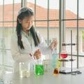 〈夏休みシーズン〉1日でできる!小学生の夏休みの自由研究 実験(1)カラフルチョコでアート 実験(2)食べられる宝石を作ろう