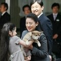 〈皇室と「生き物」〉天皇ご一家の大切な「家族」 愛子さまが出すフードボールに「ぎゅうぎゅう」の子猫たち 愛子さまの腕からはみ出した子犬のフワフワの尻尾
