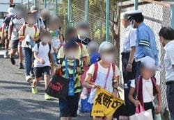 感染予防のためマスクを着け、登校する小学生たち　（ｃ）朝日新聞社