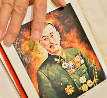 牛島家に保管されている牛島満司令官の肖像画。貞満さんは沖縄戦の平和学習の教材に活用している(撮影/伊ケ崎忍)