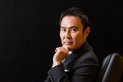 市川右團次(いちかわ・うだんじ)/1963年生まれ。大阪府出身。飛鳥流家元・飛鳥峯王の長男。75年、三代目市川猿之助(現・猿翁)の部屋子となり、市川右近を名乗る。2017年、上方歌舞伎ゆかりの大名跡・三代目市川右團次を襲名。近年では、スーパー歌舞伎II「ワンピース」のエドワード・ニューゲート(白ひげ)役も話題に。TBS日曜劇場「陸王」やバラエティー番組にも多数出演。オペラの演出も手がける。 (撮影/写真部・小黒冴夏)