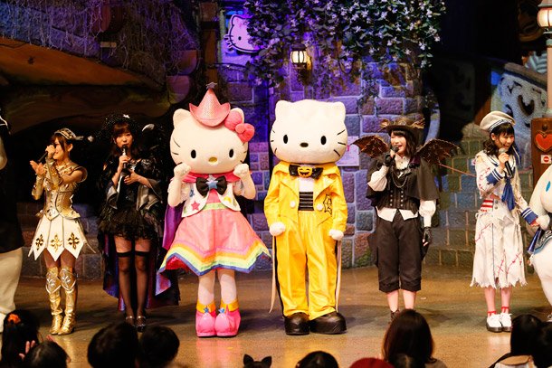 AKB48 キュートなハロウィンコスでハローキティと「ハロウィン・ナイト」