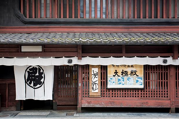 六角通に威風堂々と佇む　築約150年の京町家「大極殿本舗 六角店 栖園（せいえん）」