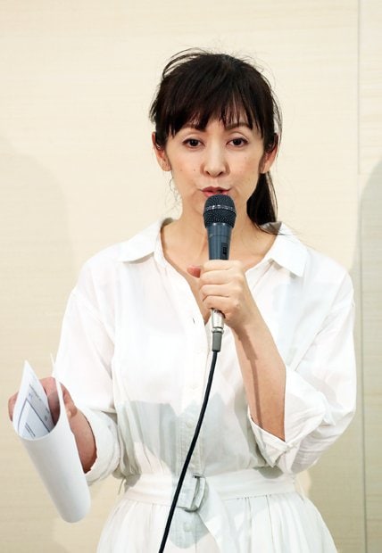 「ダブル不倫報道」に関して記者会見で質問に答える女優の斉藤由貴（２０１７年８月３日）