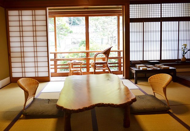 志賀直哉が好んで宿泊したという三木屋の「２６号室」。現在も泊まることができる