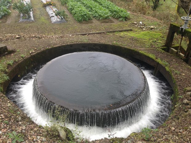 富山県南砺市にある赤祖父ため池の円筒分水