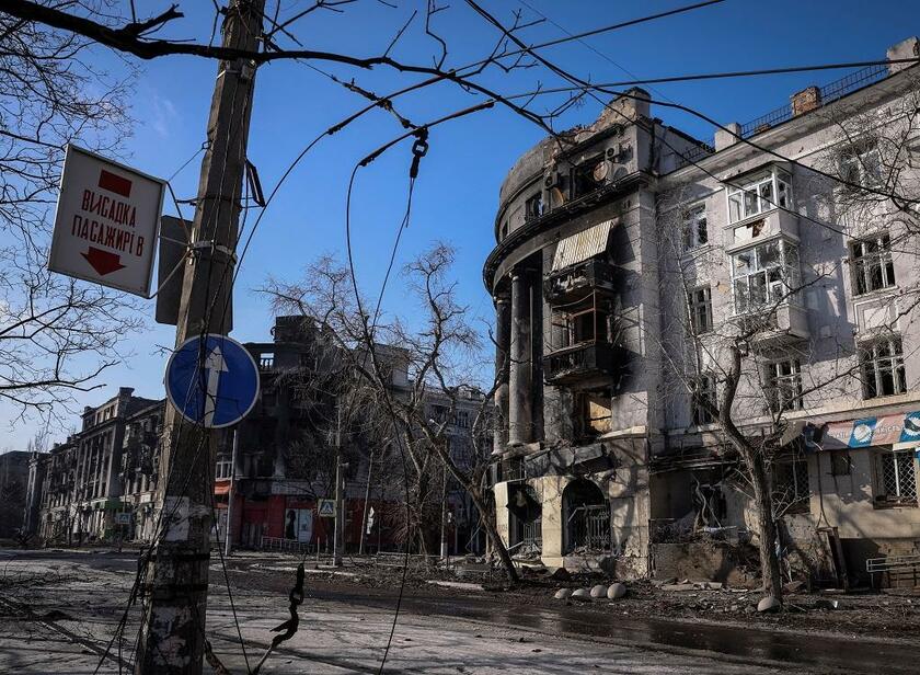 ウクライナ東部ドネツク州のバフムートで破壊された建物。ロシア軍とウクライナ軍の激戦が続いている（ｐｈｏｔｏ　ロイター／アフロ）