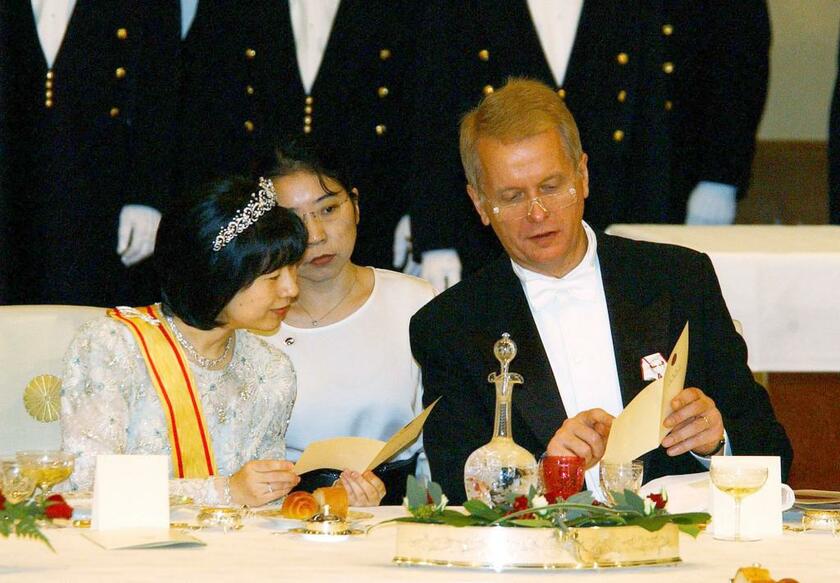 ２００４年デンマークのマルグレーテ女王夫妻をお迎えした宮中晩餐会に出席した紀宮さま（当時）。頭上に輝くティアラにはダイヤモンドがちりばめられている