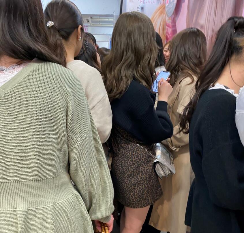 女子中高生でいっぱいのプリクラ店(撮影・岩下明日香)
