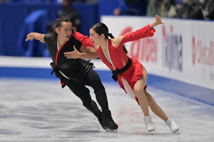 村元哉中、高橋大輔組はリズムダンスで6位の70.74点。7位の小松原美里、小松原尊組とは2.61点差だった