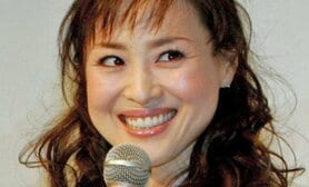 還暦の松田聖子がティーカップからピンクの衣装で登場! ツアーファイナルで見せる偉大さ〈MUSIC FAIR「松田聖子45周年特集」きょう〉