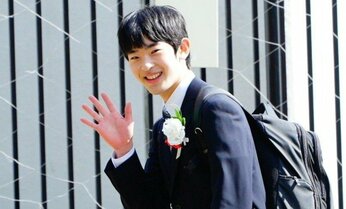 悠仁さまのロイヤルスマイルがキラリ! 卒業式後の2時間半のお別れタイム 友人や先生、学び舎に別れを告げて