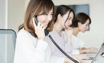 仕事ができる人の断り方。3位は「あいにく…」。2位は「誠に申し訳ないのですが…」。では、1位は?
