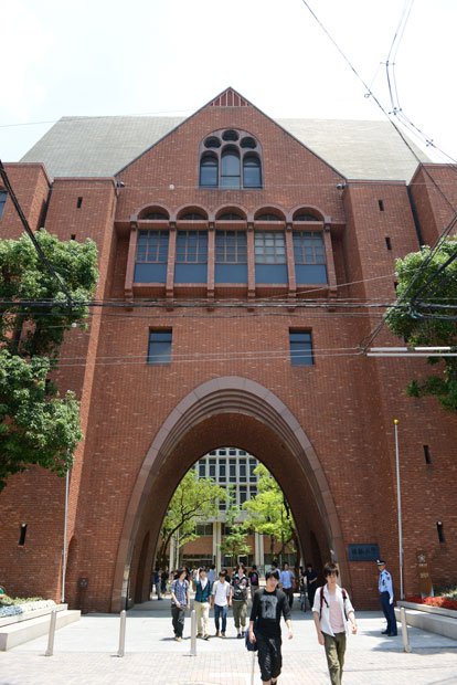 東大阪キャンパス。このほかキャンパスは全国５カ所にあり、１３学部、短期大学部に加え、通信教育部も擁する、西日本有数のマンモス大学だ（撮影／写真部・外山俊樹）
