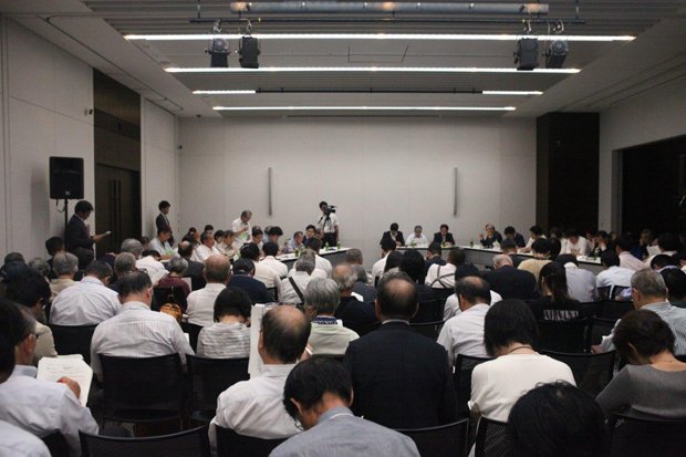 8月に東京で開かれた国のトリチウム水の公聴会(撮影・桐島瞬)