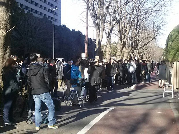 判決を前に東京地裁前に集結する報道陣