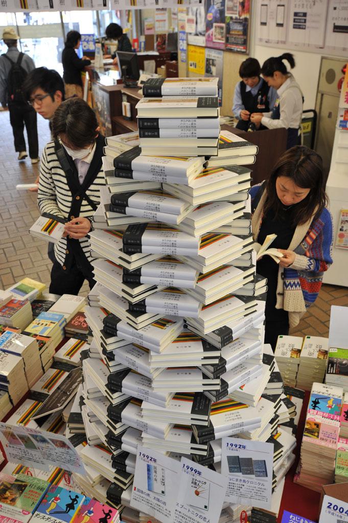 高さ約２メートル、タワー積みされた村上春樹の本（２０１３年）