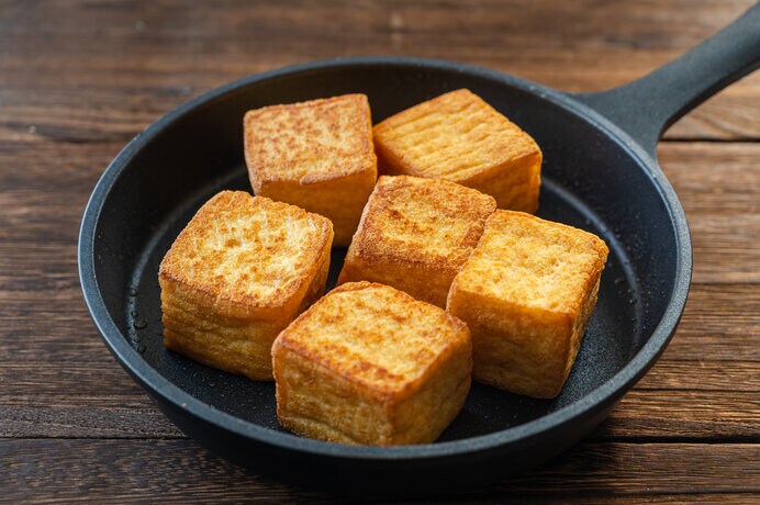 厚揚げはしっかり焼き色をつけてカリカリ食感にするのがポイント！