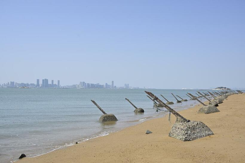 雙口海邊の海岸。前に見えるのは、アモイのビル群