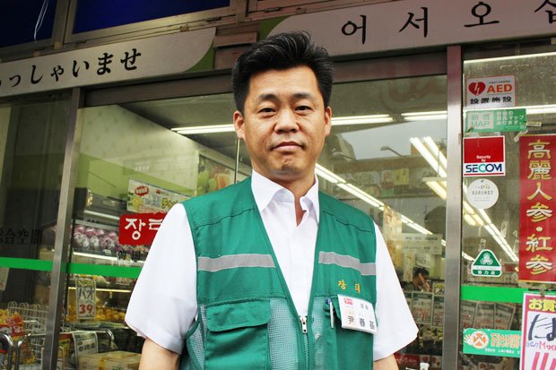 「韓国広場」店長の尹春基さん