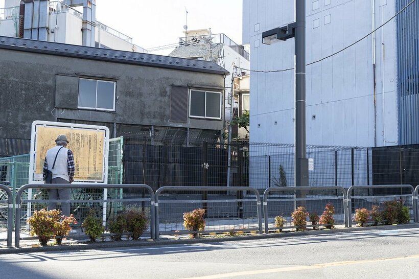 下北線路街にほど近い一角に残る道路予定地。このすぐ先には商店街があり、複数の店が予定地にかかる（撮影／写真映像部・佐藤創紀）