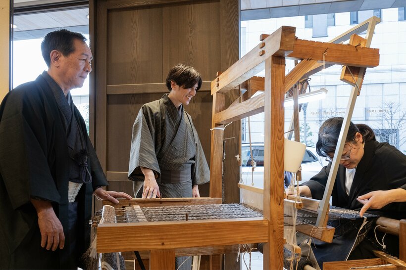 銀座もとじの原点である大島紬を、多くの人に知ってもらいたいと、店内に織機を置く。織っているそばから注文が入ることもあれば、海外から見学に来る人もいる。写真左は父の弘明（撮影／工藤隆太郎）