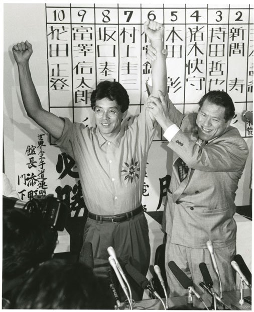1992年の参院選で初当選した江本孟紀さん（左）とアントニオ猪木さん　（ｃ）朝日新聞社  