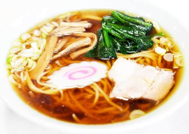 【高崎】純手打ちラーメン店　香珍／市長も取材当日に食べたという、自慢の手打ち麺はやや太めで、しっかりしたコシと滑らかな喉越しを併せ持つ。あっさりとした中にコクがあるスープとの相性もバッチリだ（撮影／伊ケ崎忍）