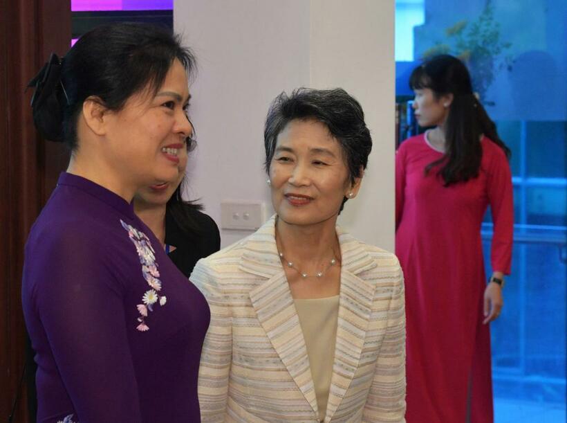 外遊先のベトナムで、女性団体幹部の案内で女性博物館に入る真理子夫人。令和のファーストレディー像を示せるか　（ｃ）朝日新聞社