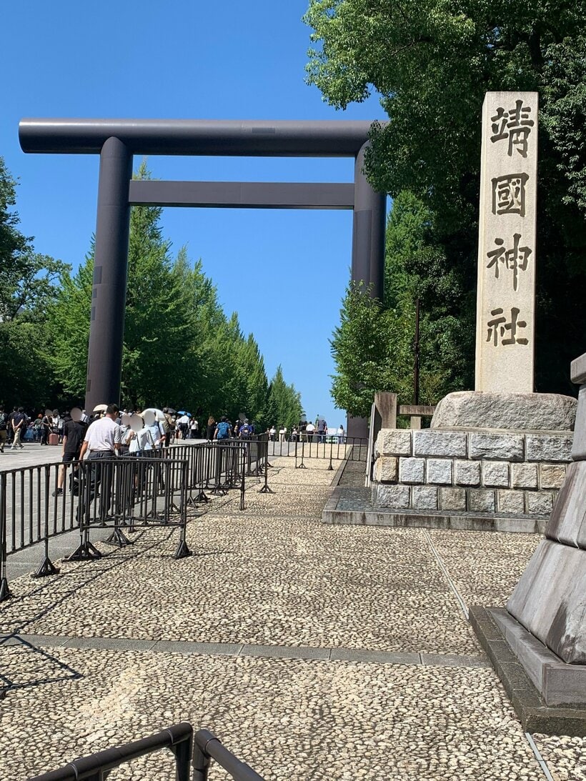靖国神社前。この日、東京都心の最高気温は33.6度と厳しい暑さになった（撮影／AERA編集部・野村昌二）