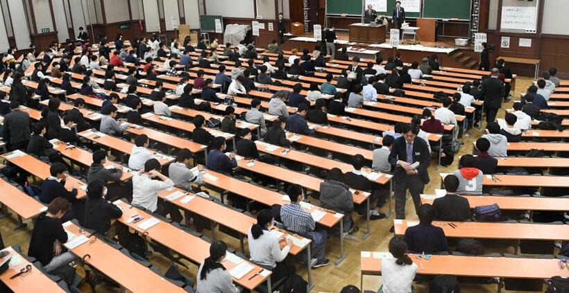 今年のセンター試験風景。約５０万人が受験し、肥大化するなか受験生の学力差も広がった。一斉試験の狙いをどこにおくかも、共通テストに引き継がれる検討課題だ　（ｃ）朝日新聞社