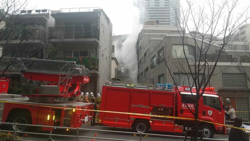 スプレー缶のガス抜き中に爆発したとみられている＝東京都港区・六本木のマンション周辺、１月１６日
