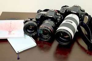 キヤノンEOS 5D MarkII（左）と「最近、衝動買いしてしまった」というキヤノンEOS 7D。レンズは、70～200ミリF2.8や24～105ミリF4、シフトレンズのTS-E24ミリF3.5などそれぞれに異なる表現の味わいを楽しんでいる